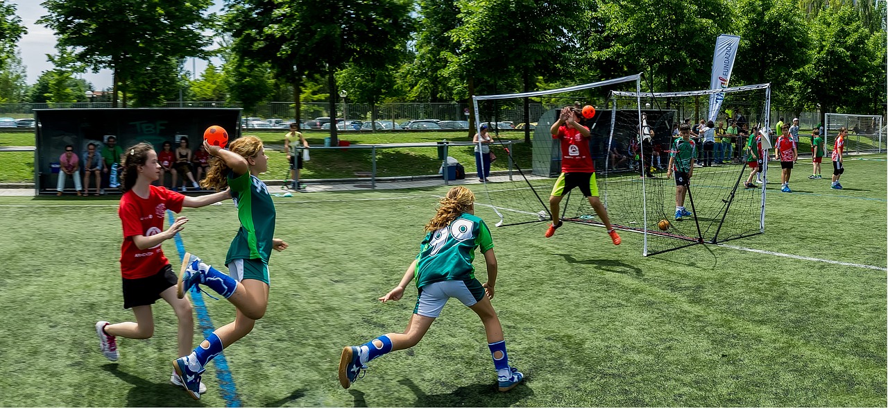 "Enfant souriant tenant un ballon de football, illustrant le soutien parental dans le sport"
