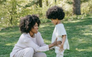 maman parlant à hauteur de son enfant