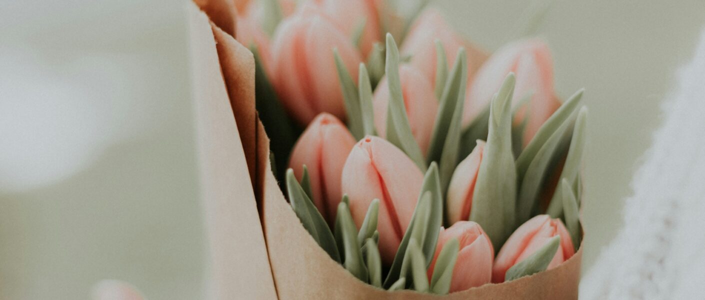 femme tenant bouquet de fleurs