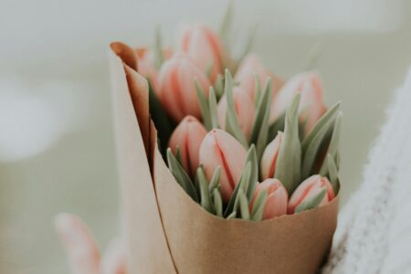 femme tenant bouquet de fleurs