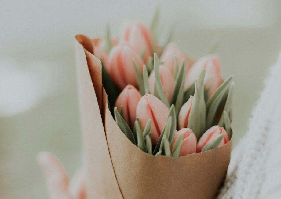 femme tenant bouquet de fleurs