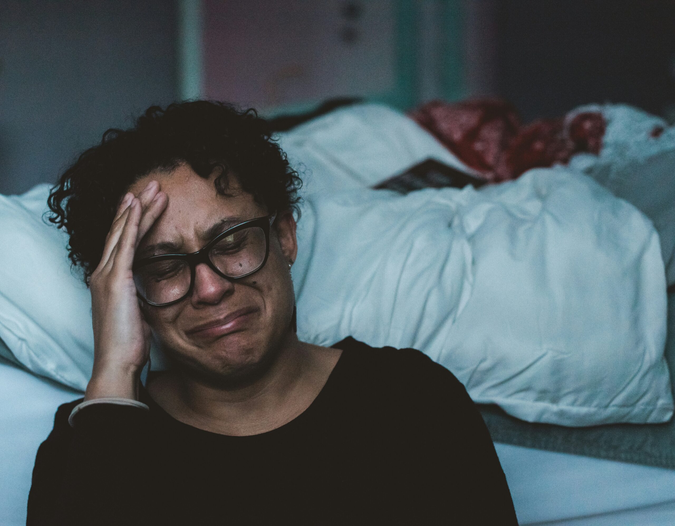 maman assise au pied de son lit épuisée seule qui pleure
